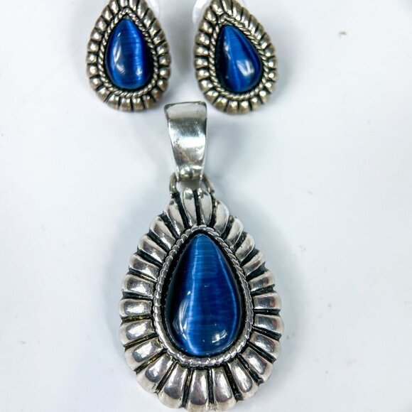 Silver tone & Blue Imitation Cats Eye Teardrop Scalloped Pendant & Earring Set - Picture 2 of 3